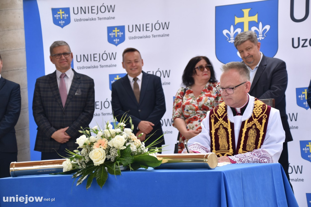 Budowa tężni w Uniejowie. Wkopano kamień węgielny