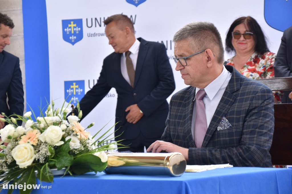 Budowa tężni w Uniejowie. Wkopano kamień węgielny