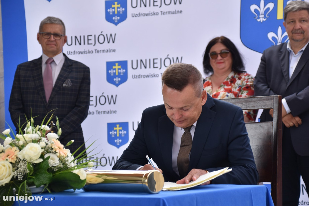 Budowa tężni w Uniejowie. Wkopano kamień węgielny