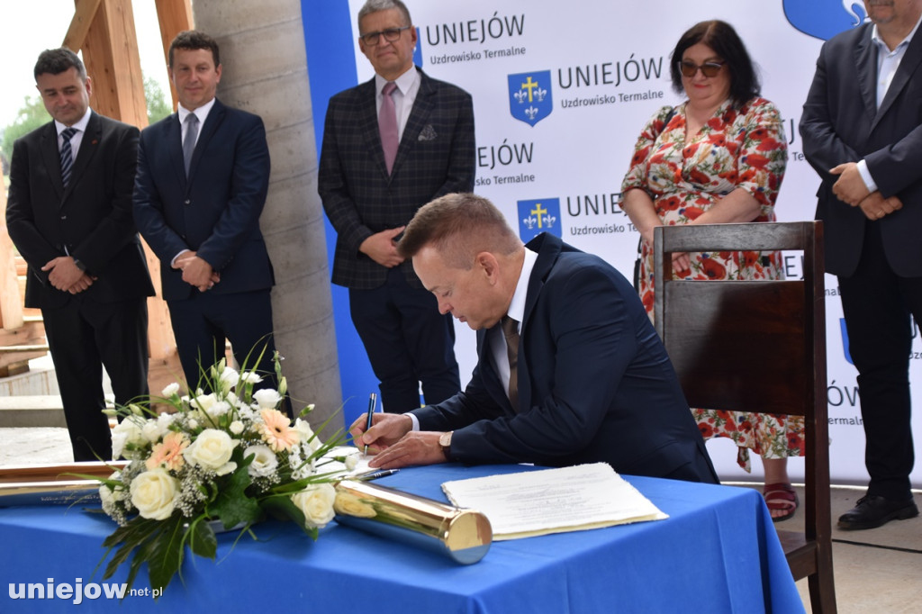 Budowa tężni w Uniejowie. Wkopano kamień węgielny