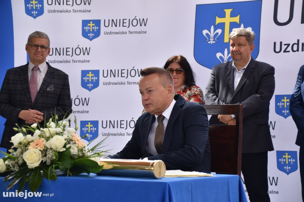Budowa tężni w Uniejowie. Wkopano kamień węgielny
