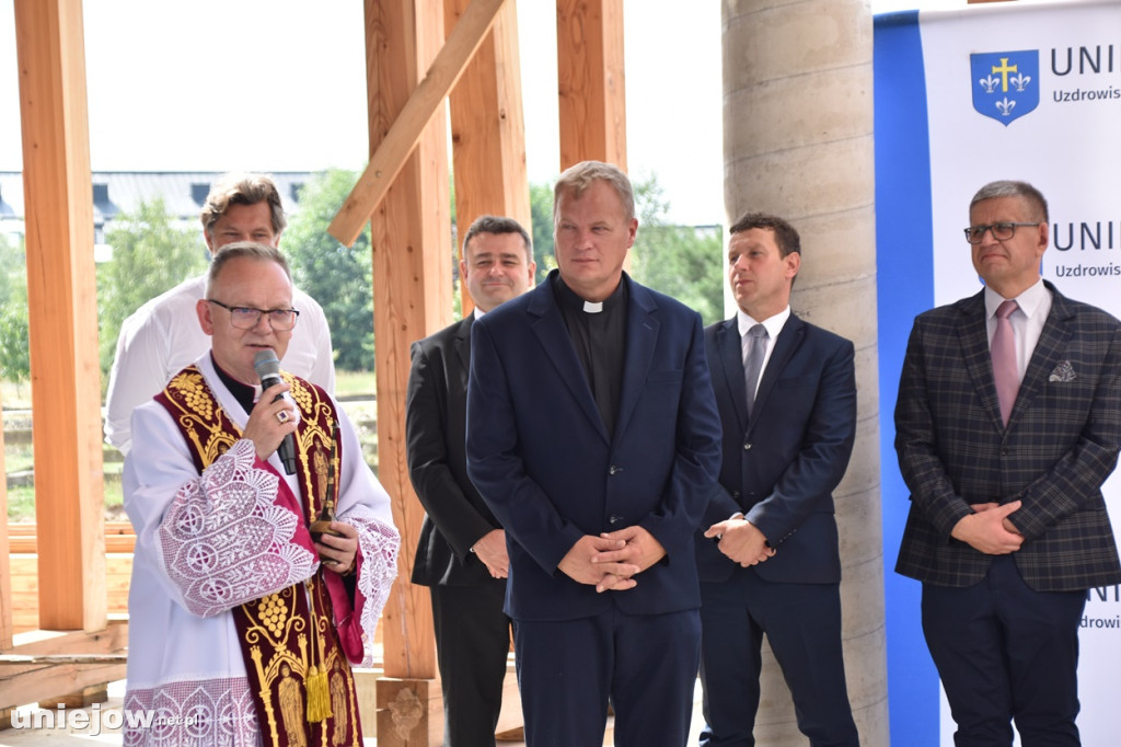 Budowa tężni w Uniejowie. Wkopano kamień węgielny
