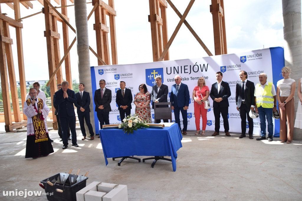 Budowa tężni w Uniejowie. Wkopano kamień węgielny