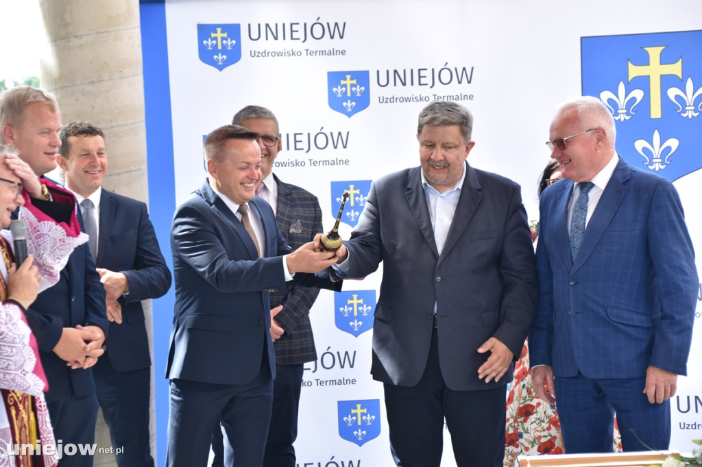 Budowa tężni w Uniejowie. Wkopano kamień węgielny