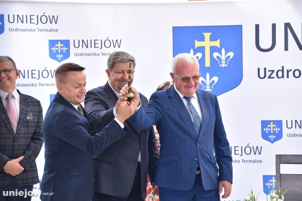 Budowa tężni w Uniejowie. Wkopano kamień węgielny