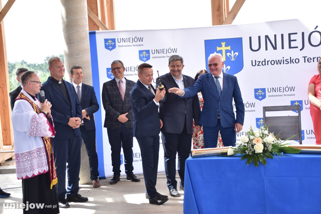 Budowa tężni w Uniejowie. Wkopano kamień węgielny