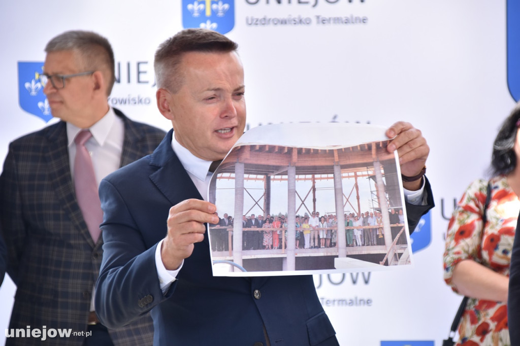 Budowa tężni w Uniejowie. Wkopano kamień węgielny