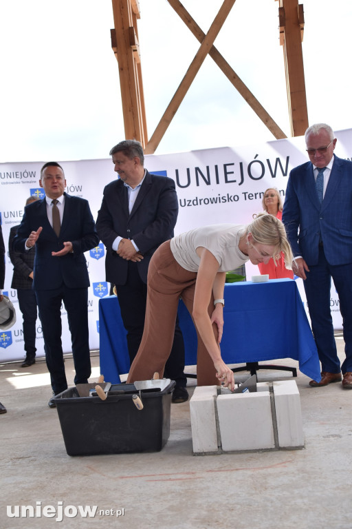 Budowa tężni w Uniejowie. Wkopano kamień węgielny