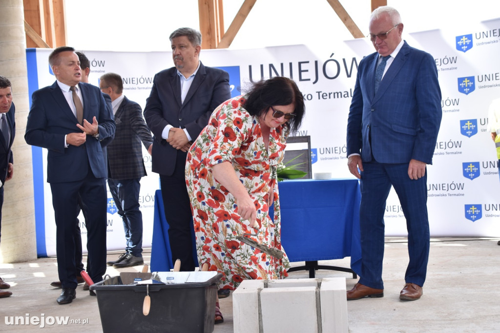 Budowa tężni w Uniejowie. Wkopano kamień węgielny