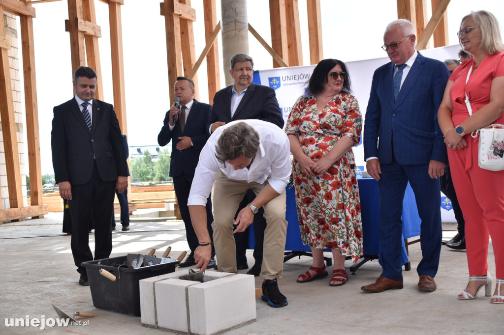 Budowa tężni w Uniejowie. Wkopano kamień węgielny