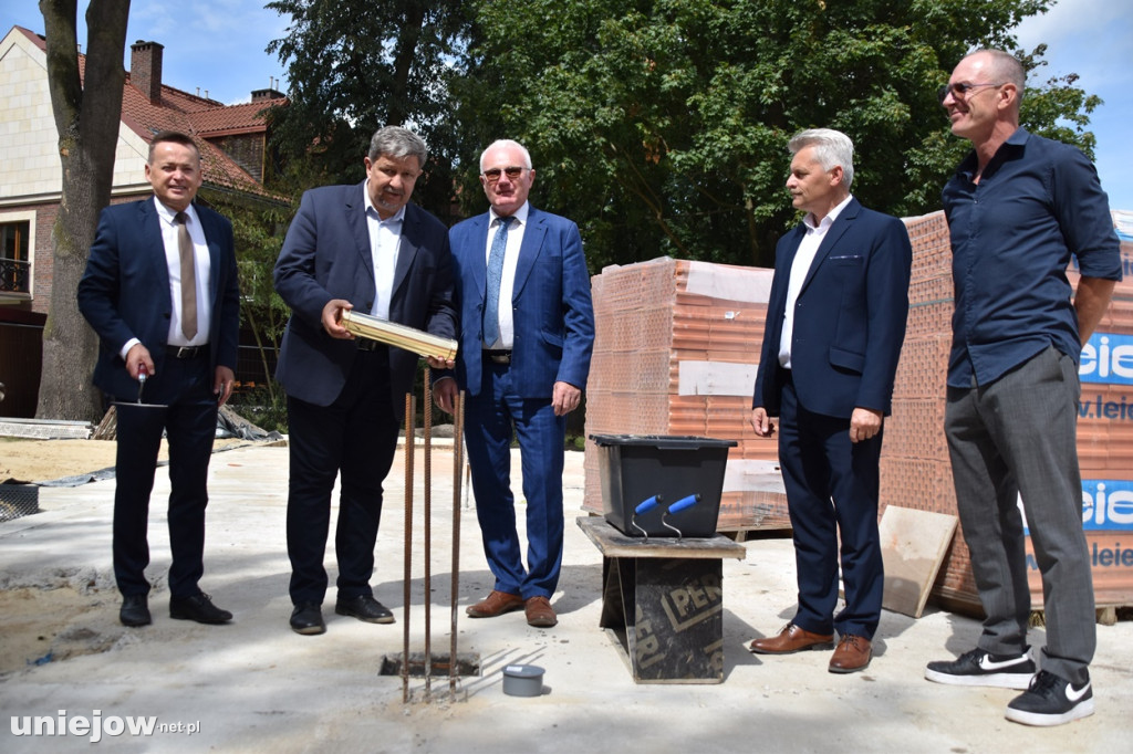 Budowa tężni w Uniejowie. Wkopano kamień węgielny