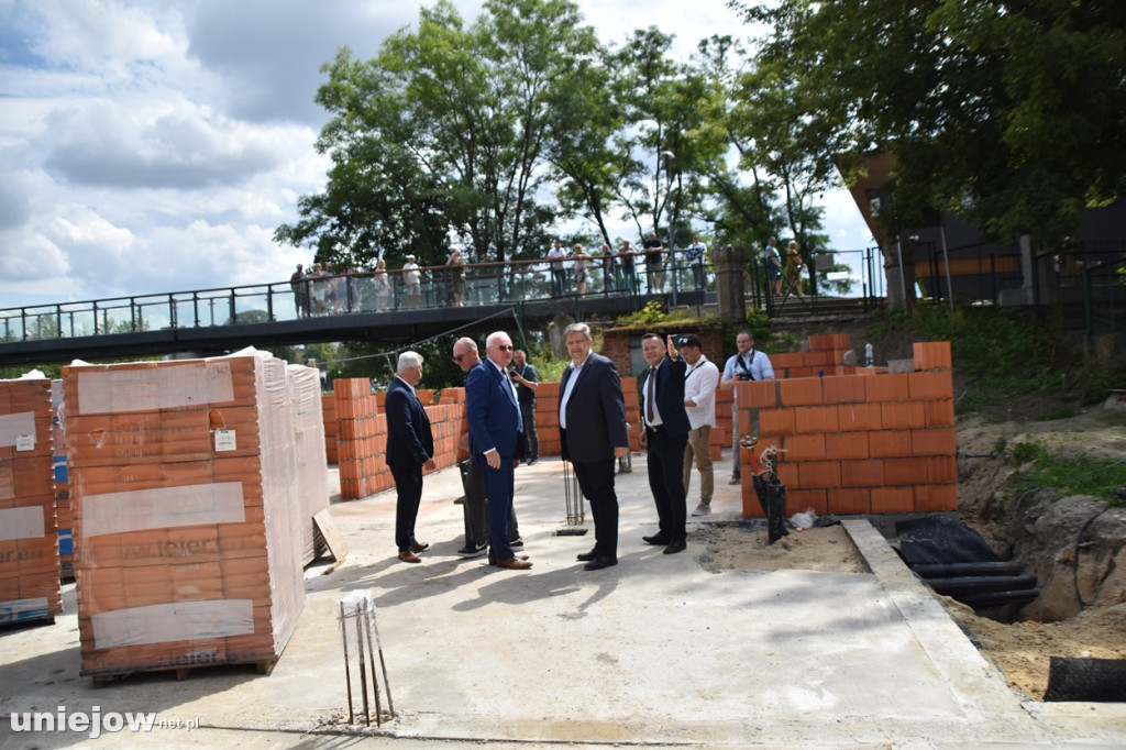 Budowa tężni w Uniejowie. Wkopano kamień węgielny