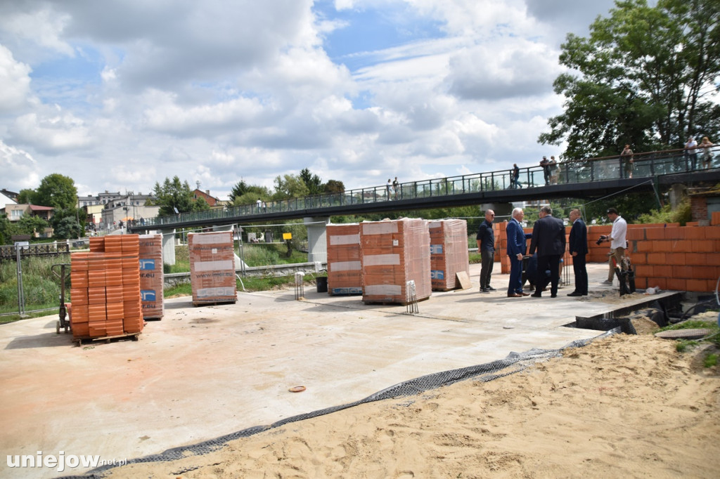 Budowa tężni w Uniejowie. Wkopano kamień węgielny