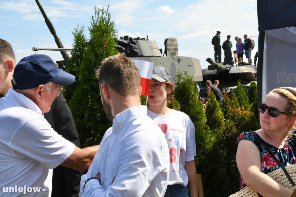 Prezes PiS Jarosław Kaczyński na pikniku wojskowym w Uniejowie