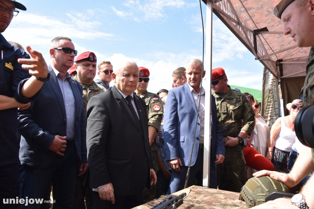 Prezes PiS Jarosław Kaczyński na pikniku wojskowym w Uniejowie