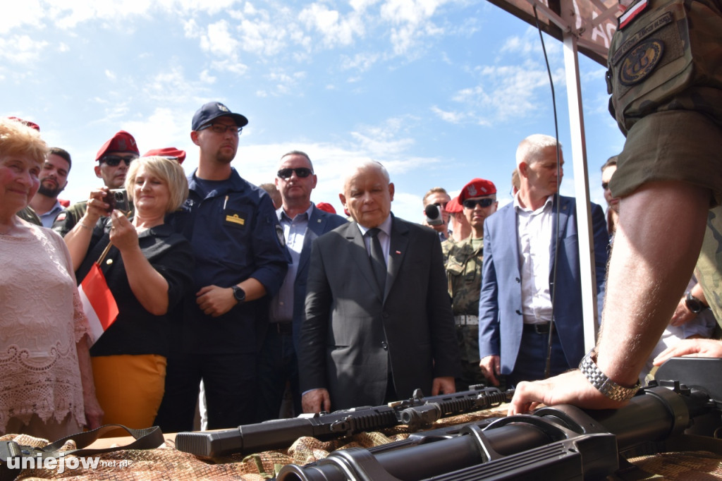 Prezes PiS Jarosław Kaczyński na pikniku wojskowym w Uniejowie