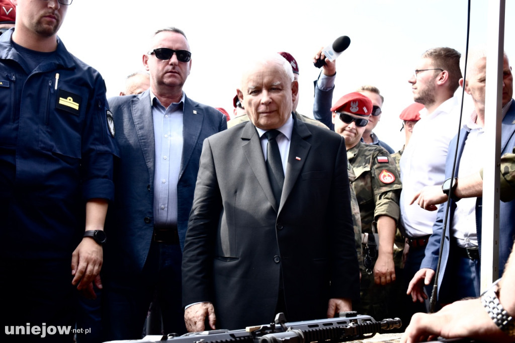 Prezes PiS Jarosław Kaczyński na pikniku wojskowym w Uniejowie