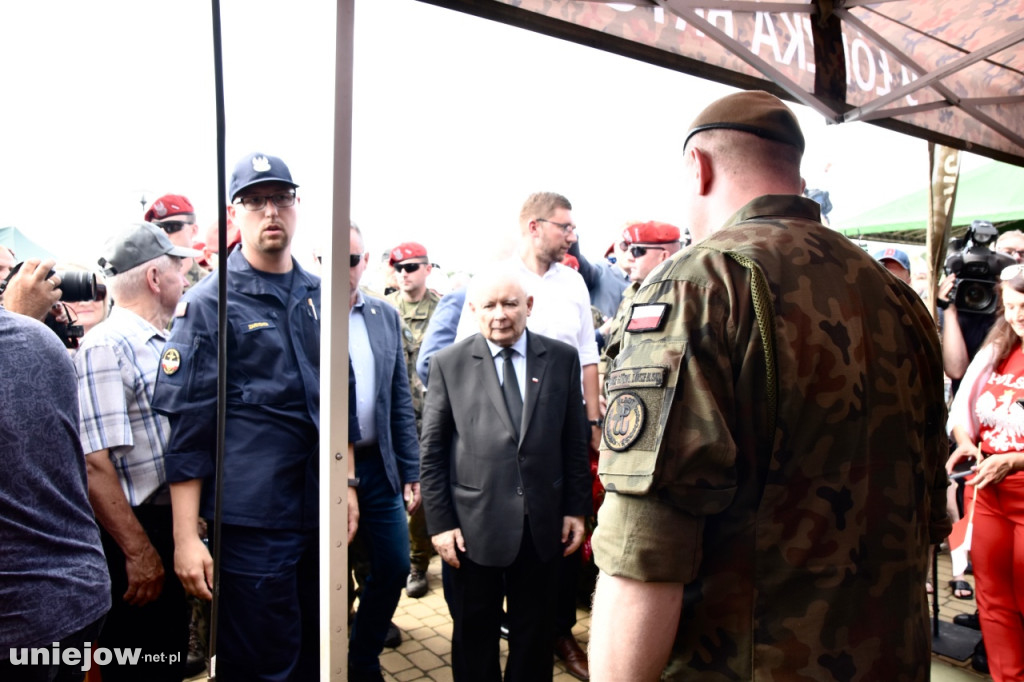 Prezes PiS Jarosław Kaczyński na pikniku wojskowym w Uniejowie