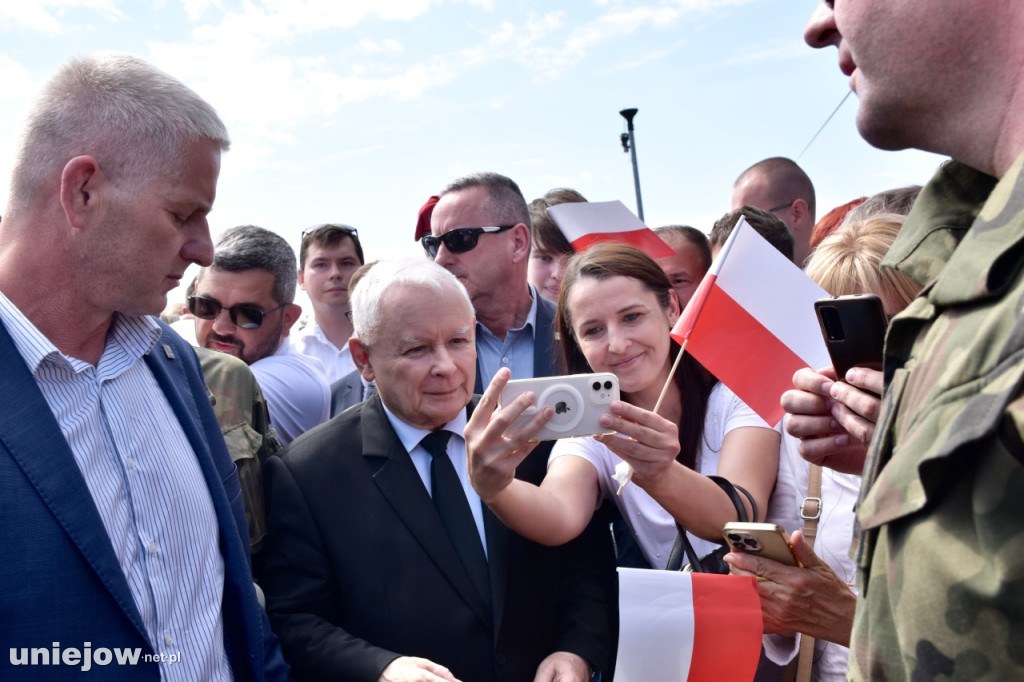 Prezes PiS Jarosław Kaczyński na pikniku wojskowym w Uniejowie