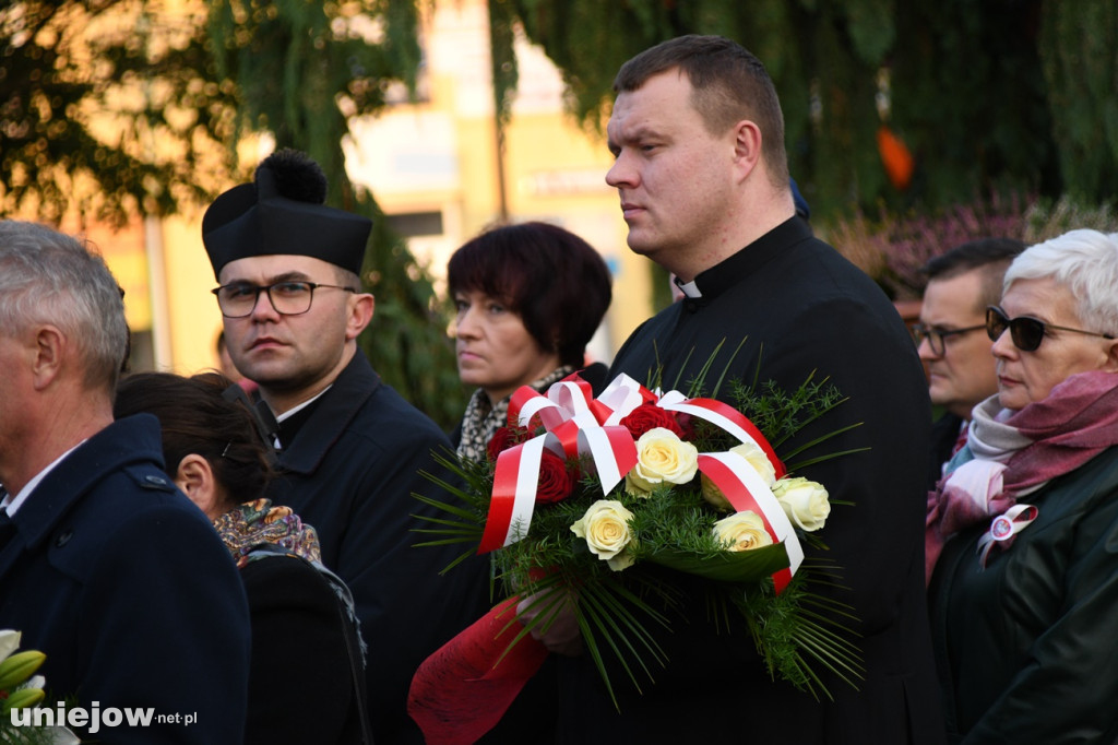 Uniejowskie obchody 11 listopada na Rynku