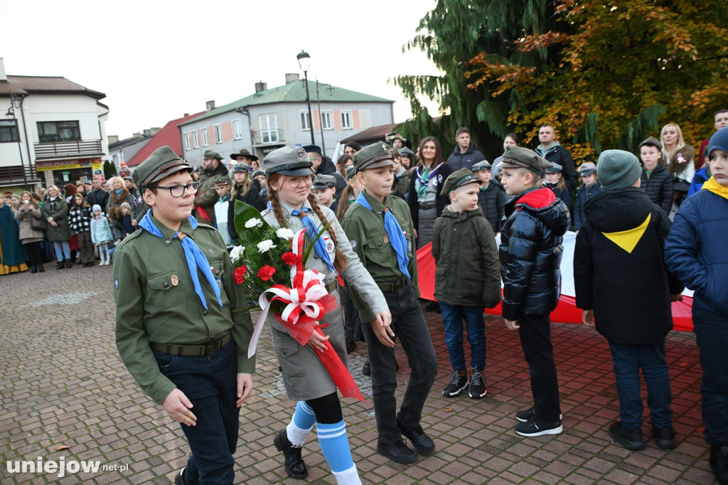 Uniejowskie obchody 11 listopada na Rynku