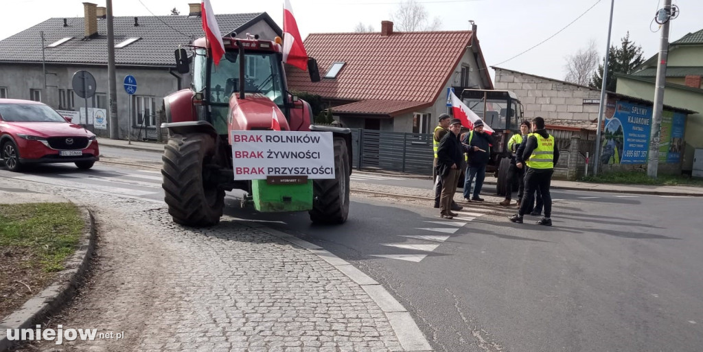 Rolnicy zablokowali rondo w Uniejowie