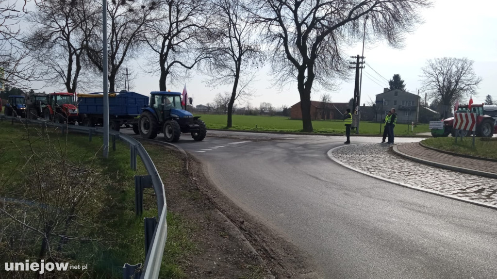 Rolnicy zablokowali rondo w Uniejowie