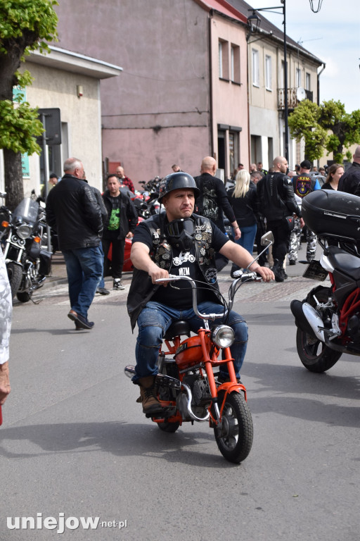 Motocykliści opanowali Uniejów. Tak wyglądało otwarcie sezonu motocyklowego