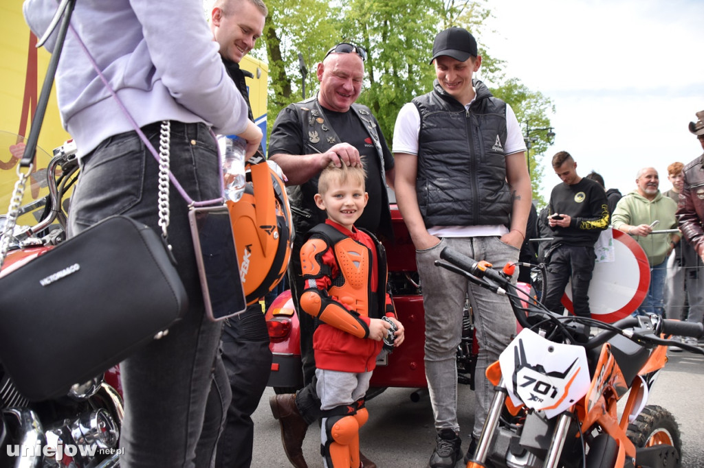 Motocykliści opanowali Uniejów. Tak wyglądało otwarcie sezonu motocyklowego