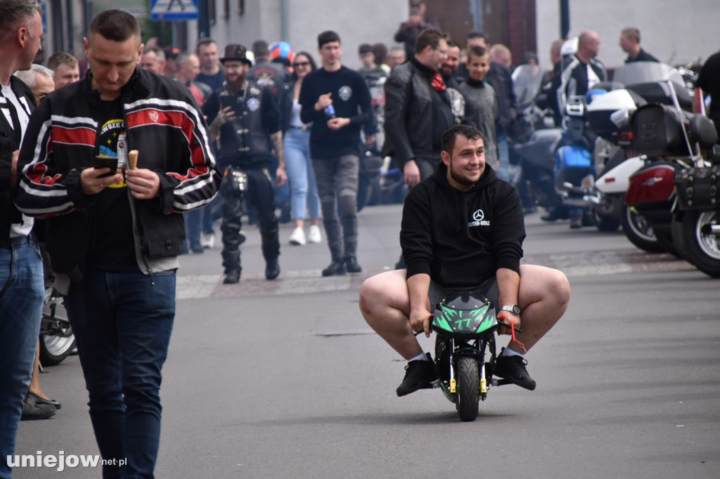 Motocykliści opanowali Uniejów. Tak wyglądało otwarcie sezonu motocyklowego