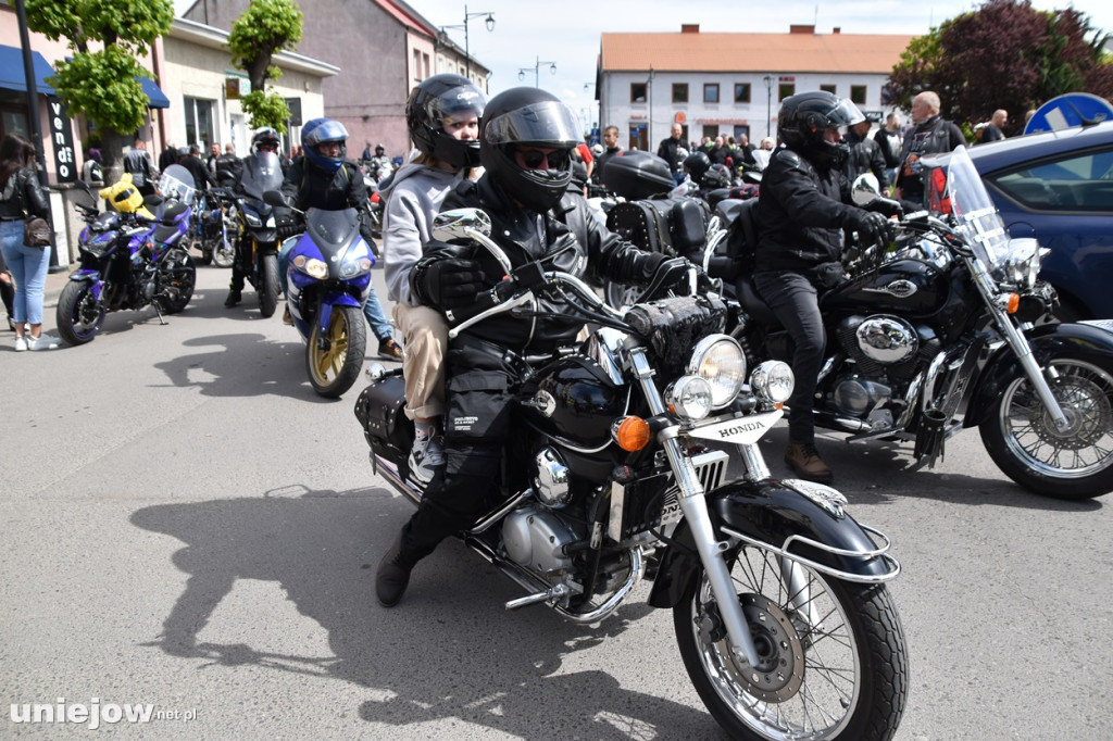 Motocykliści opanowali Uniejów. Tak wyglądało otwarcie sezonu motocyklowego