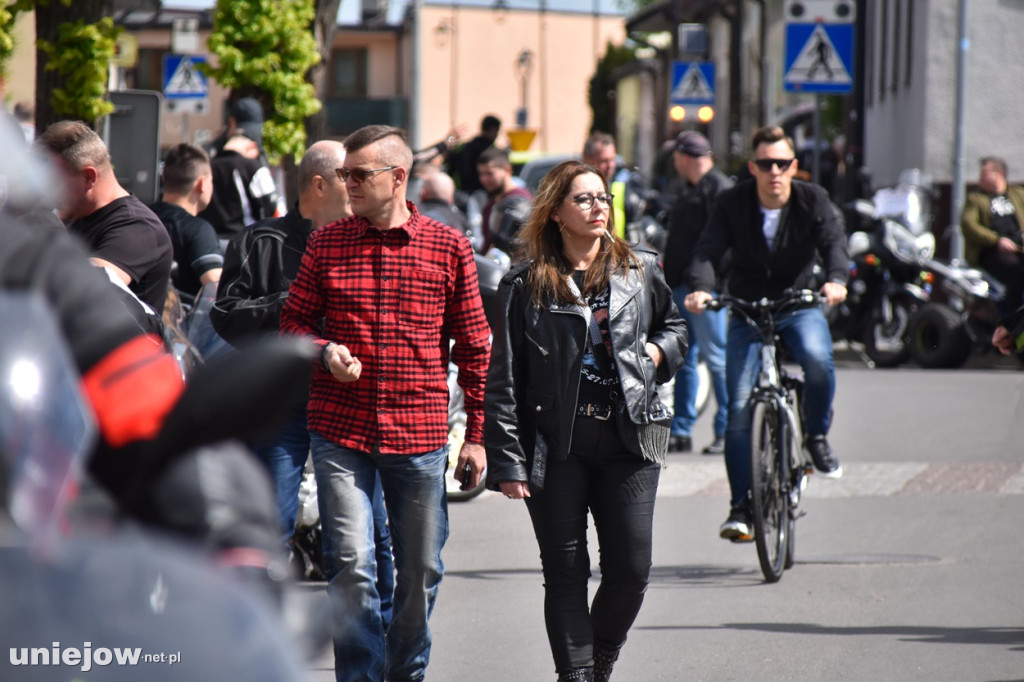 Motocykliści opanowali Uniejów. Tak wyglądało otwarcie sezonu motocyklowego