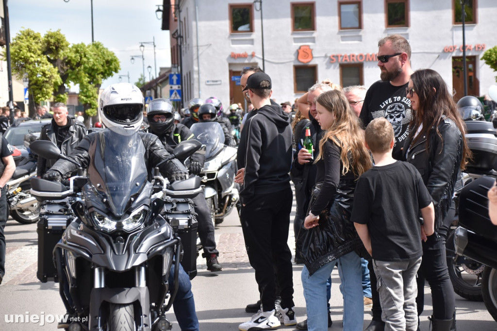 Motocykliści opanowali Uniejów. Tak wyglądało otwarcie sezonu motocyklowego