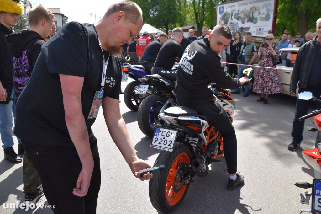 Motocykliści opanowali Uniejów. Tak wyglądało otwarcie sezonu motocyklowego