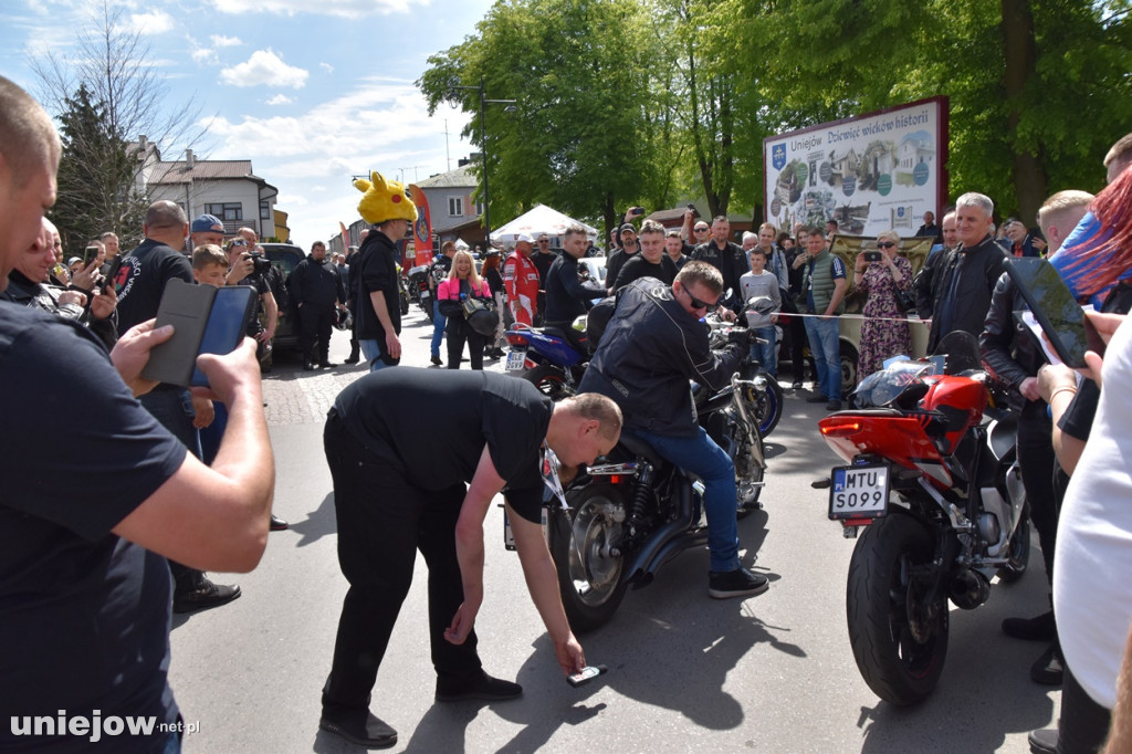 Motocykliści opanowali Uniejów. Tak wyglądało otwarcie sezonu motocyklowego