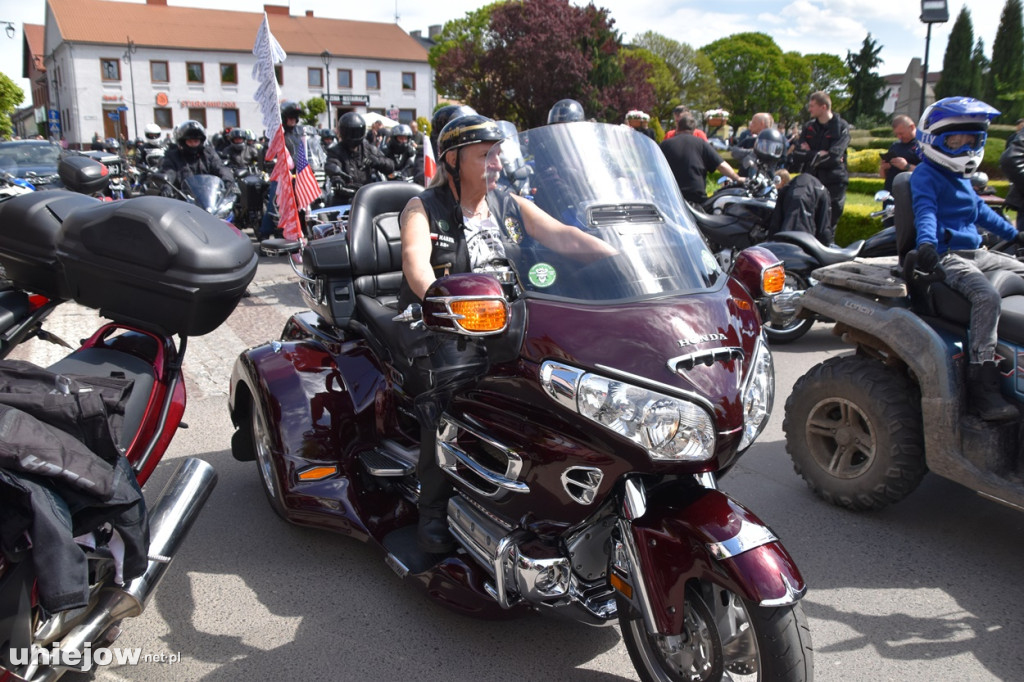 Motocykliści opanowali Uniejów. Tak wyglądało otwarcie sezonu motocyklowego