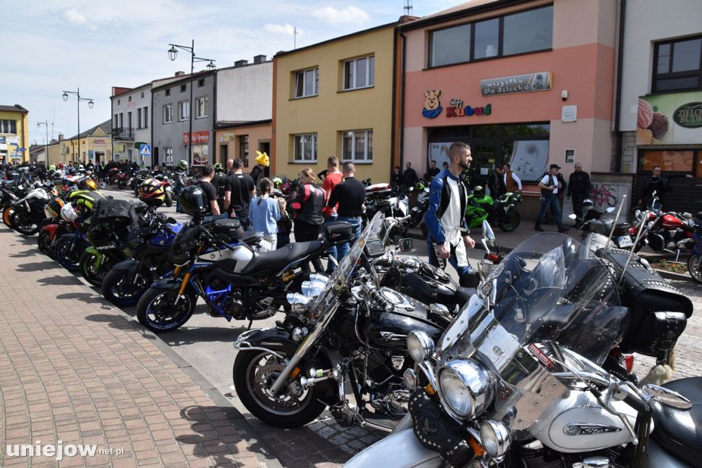 Motocykliści opanowali Uniejów. Tak wyglądało otwarcie sezonu motocyklowego