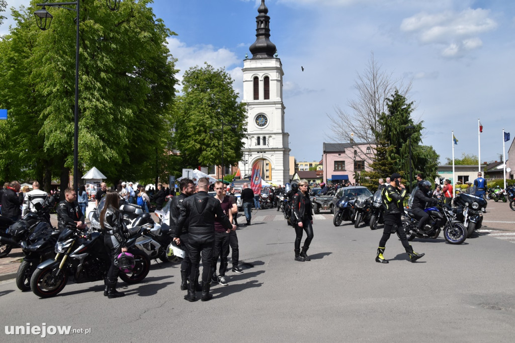 Motocykliści opanowali Uniejów. Tak wyglądało otwarcie sezonu motocyklowego