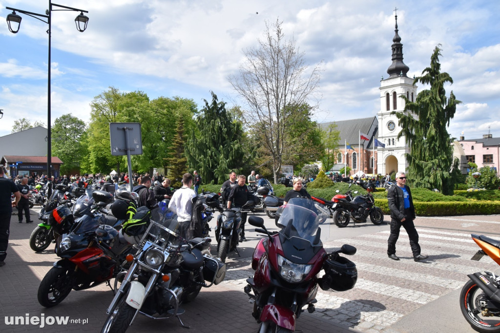 Motocykliści opanowali Uniejów. Tak wyglądało otwarcie sezonu motocyklowego