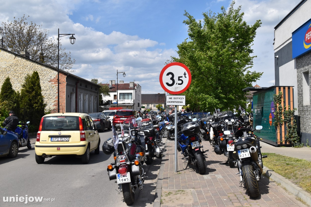 Motocykliści opanowali Uniejów. Tak wyglądało otwarcie sezonu motocyklowego