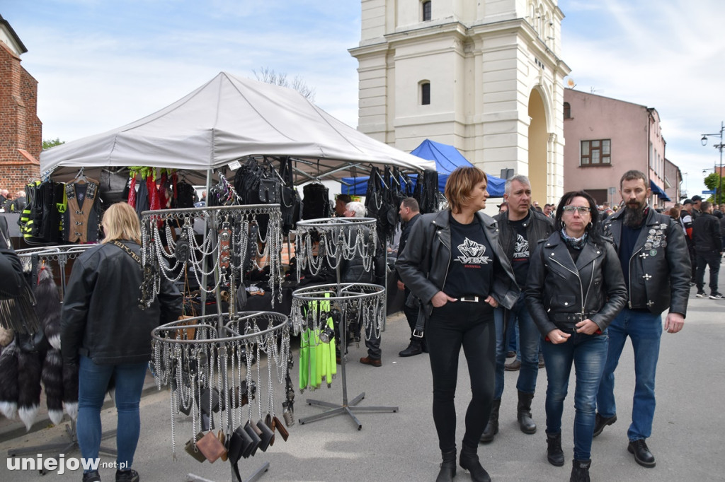 Motocykliści opanowali Uniejów. Tak wyglądało otwarcie sezonu motocyklowego