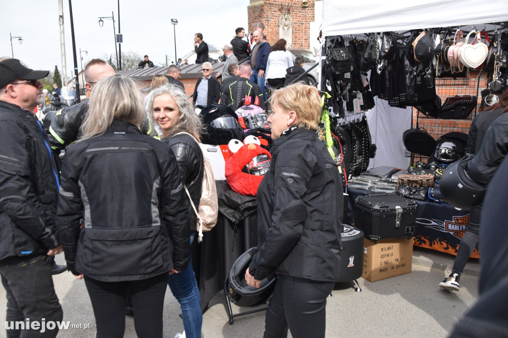 Motocykliści opanowali Uniejów. Tak wyglądało otwarcie sezonu motocyklowego