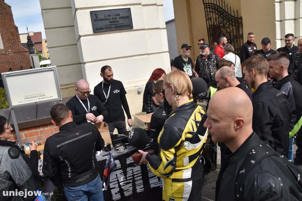 Motocykliści opanowali Uniejów. Tak wyglądało otwarcie sezonu motocyklowego