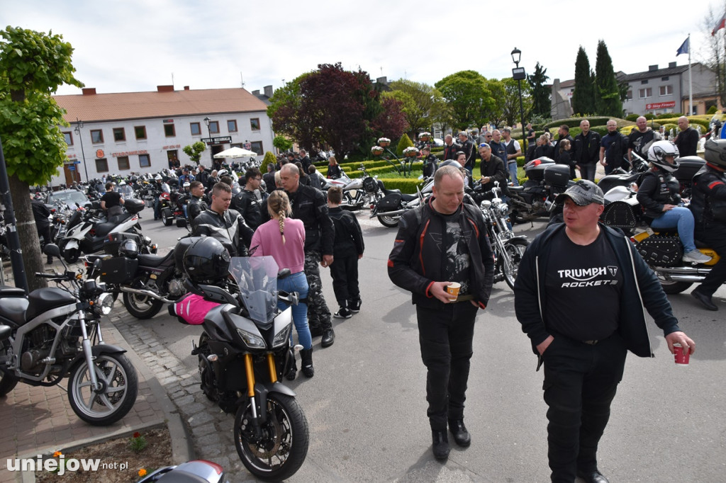 Motocykliści opanowali Uniejów. Tak wyglądało otwarcie sezonu motocyklowego