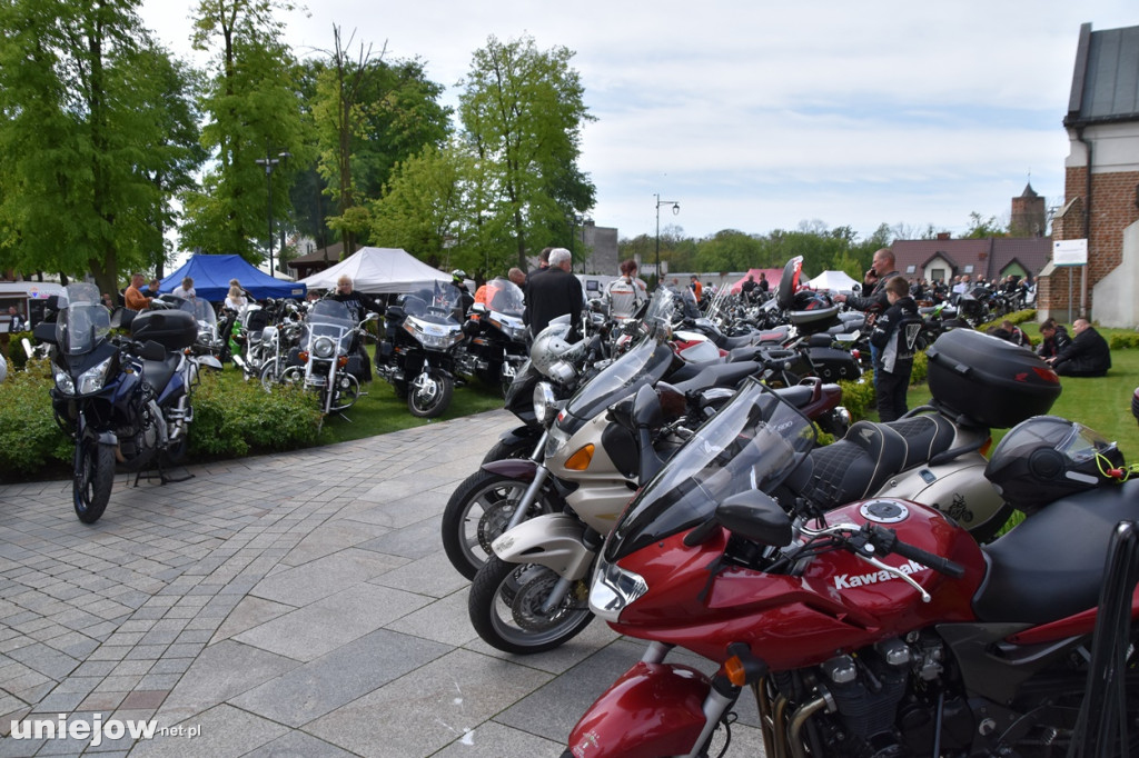 Motocykliści opanowali Uniejów. Tak wyglądało otwarcie sezonu motocyklowego