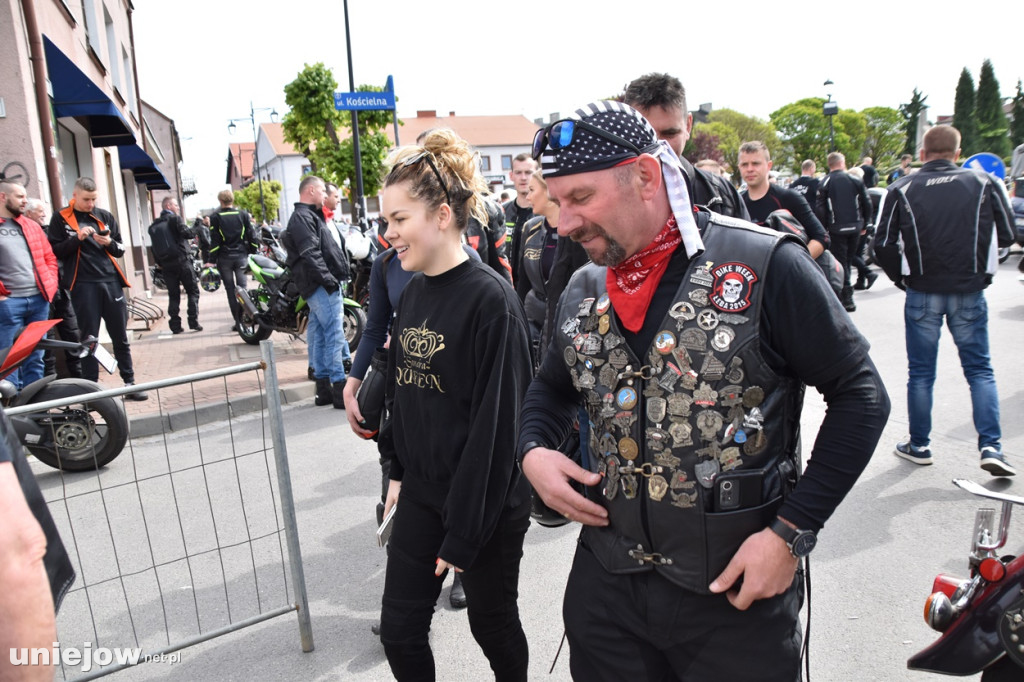 Motocykliści opanowali Uniejów. Tak wyglądało otwarcie sezonu motocyklowego