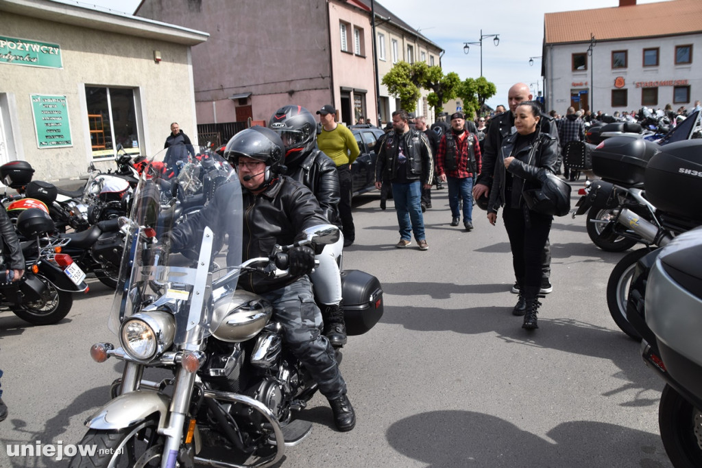 Motocykliści opanowali Uniejów. Tak wyglądało otwarcie sezonu motocyklowego