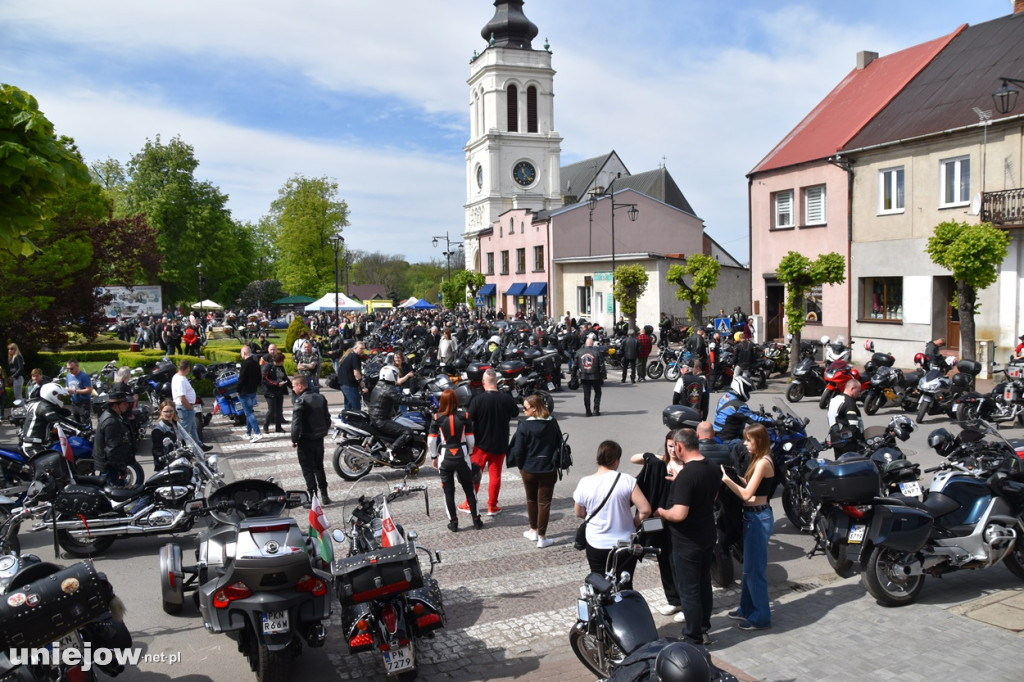 Motocykliści opanowali Uniejów. Tak wyglądało otwarcie sezonu motocyklowego