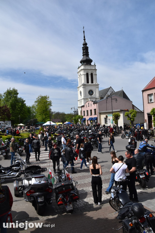 Motocykliści opanowali Uniejów. Tak wyglądało otwarcie sezonu motocyklowego