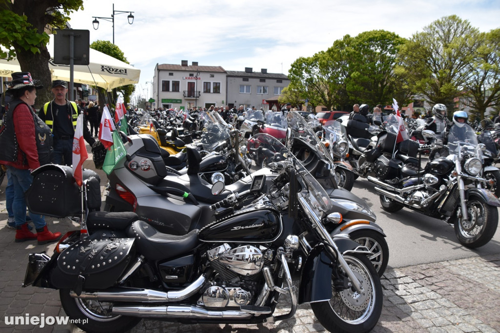 Motocykliści opanowali Uniejów. Tak wyglądało otwarcie sezonu motocyklowego